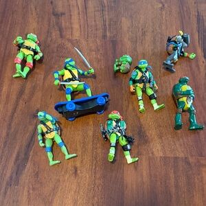 Mutant Ninja Turtle Action Figure Set 8 pieces plus extra weapons & limbs